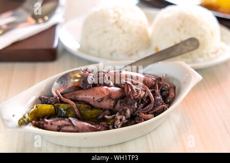 La nourriture traditionnelle Philippines-Adobong Pusit, Philippines Banque D'Images