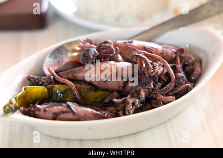 La nourriture traditionnelle Philippines-Adobong Pusit, Philippines Banque D'Images