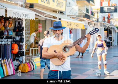 Homme jouant de la guitare sur la promenade de la Carihuela à Torremolinos. Andalousie, Espagne Banque D'Images