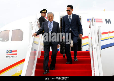 Phnom Penh. 2e, 2019 Sep. Le Premier Ministre malaisien Mahathir Mohamad arrive à Phnom Penh pour une visite officielle de trois jours au Cambodge, le 2 septembre 2019. Source : Xinhua/Sovannara Banque D'Images