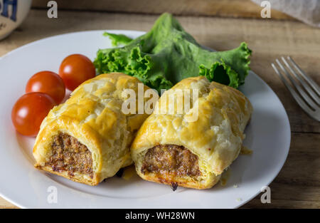 Rouleaux de saucisses avec laitue et tomate - dîner snack Banque D'Images