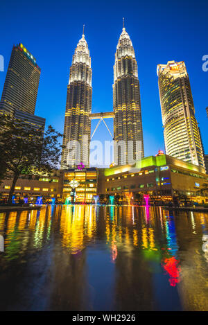Vue de la nuit de Kuala Lumpur en Malaisie avec Petronas Twin Tower Banque D'Images