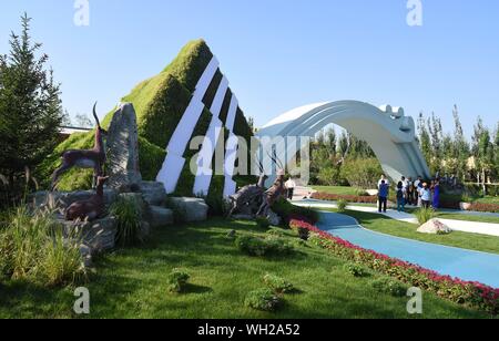 (190902) -- BEIJING, 2 septembre 2019 (Xinhua) -- les gens visiter le jardin de Qinghai à l'Exposition Horticole Internationale de Beijing à Beijing, capitale de Chine, le 1er septembre 2019. La province de Qinghai, situé dans le nord-ouest de la Chine, une grande partie de ce qui se trouve sur le plateau du Qinghai-Tibet, est la maison jusqu'à la source du fleuve Yangtsé, jaune et Lancang rivières. Avec une population de 6 millions et une superficie de 720 000 kilomètres carrés, la province a pris un nouveau regard sur son environnement écologique avec les efforts consacrés à l'amélioration de l'environnement. Au cours des cinq dernières années, le Qinghai a répandu plus de 10 milliards de yuans Banque D'Images