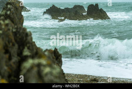 Shorebreak à l'extrémité de l'île Llanddwyn sur Anglesey, au nord du Pays de Galles, Royaume-Uni. Prise le 22 août 2019. Banque D'Images