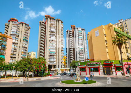 Vue d'un quartier résidentiel avec de hauts bâtiments en hausse à Torremolinos. Andalousie, Espagne Banque D'Images
