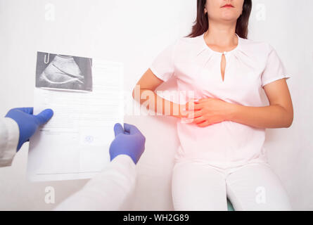 Le médecin examine une jeune fille patient avec douleur dans l'hypochondre vésicule biliaire. Maladie de la vésicule biliaire cholécystite et disquinesia biliaire, cholecystect Banque D'Images