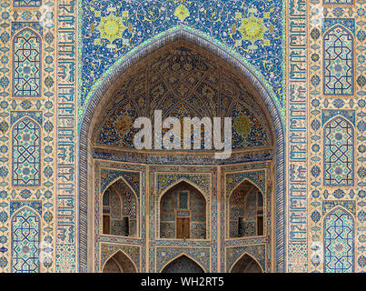 Iwan décoratif d'entrée (Tilya-Kori Madrasah Tilla-Kari), la place du Registan, Samarkand, Ouzbékistan Banque D'Images