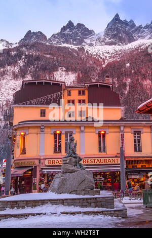 Chamonix, France - le 25 janvier 2015 : célèbre alpiniste et chercheur scientifique Dr Gabriel Paccard statue, les gens, la rue et le coucher du soleil sur les montagnes en célèbre fr Banque D'Images