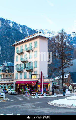 Chamonix Mont Blanc, France - le 25 janvier 2015 : chambre étroite et Street View en plus ancien centre de ski Banque D'Images