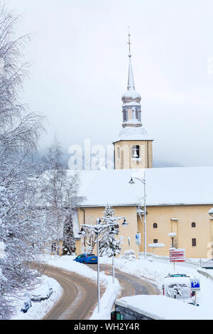 Chamonix, France - 30 janvier 2015 : Église dans la ville de Chamonix, France, Alpes en hiver et neige montagnes Banque D'Images
