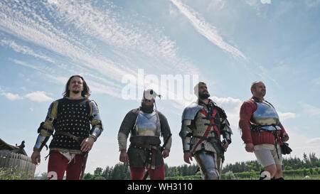 Médiéval d'aller à l'encontre de ciel bleu. Chevaliers portant des armures d'acier traditionnel. Banque D'Images