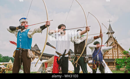 Groupe d'archers médiévaux sont la formation sur le tir à l'ARC Banque D'Images