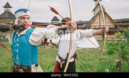 Groupe d'archers médiévaux sont la formation sur le tir à l'ARC Banque D'Images