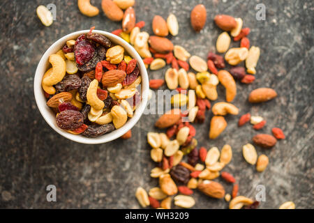 Mélange de diverses noix et raisins secs dans un bol. Vue d'en haut. Banque D'Images