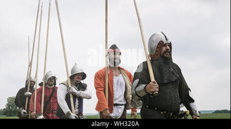 Groupe de chevaliers médiévaux avec un spears et casques sur la tête pour l'avenir sur le terrain. Banque D'Images