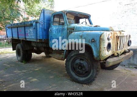 GAZ 52 battues et vieux, un camion léger russe classique, vue 2/3 Banque D'Images