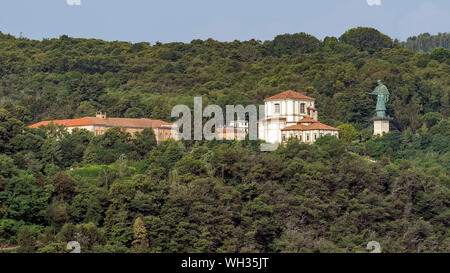 La statue de Sancarlone vu de la partie sud du lac Majeur dans la saison d'été, Novara, Italie Banque D'Images