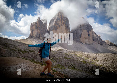 À la fille à l'impressionnante Trois Cimes de Lavaredo, sur une route circulaire autour de la marche des pics haut Banque D'Images