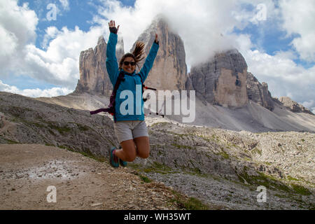 À la fille à l'impressionnante Trois Cimes de Lavaredo, sur une route circulaire autour de la marche des pics haut Banque D'Images