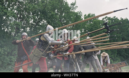 Avec des combats de guerriers armés de lances dans une bataille. Les guerriers d'attaque. Banque D'Images