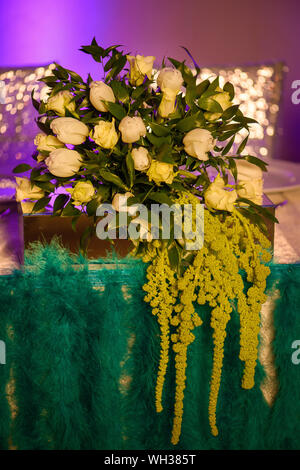 Arrangement floral style vintage ou d'une salle à manger dotée d''un centre de table bouquet frais de tulipes blanches et roses mélangées avec des feuilles vert cire Banque D'Images