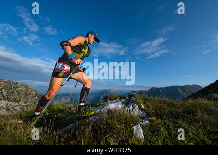 Zorzone, Serina, Italie 1 Septemper 2019 : Championnat européen de Skymarathon. Homme pousse avec des baguettes sur le sentier Banque D'Images