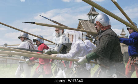 Chevaliers en offensive. La préparation de l'attaque des Guerriers et le artilleryist tirer du canon. Banque D'Images