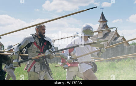 Chevaliers en offensive. La préparation de l'attaque des Guerriers et le artilleryist tirer du canon. Banque D'Images