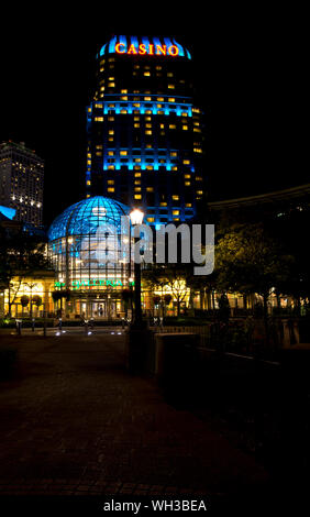 Le Casino de Fallsview et Galleria à Niagara Falls, ON, Canada. Casino Niagara Falls est éclairée la nuit. Banque D'Images