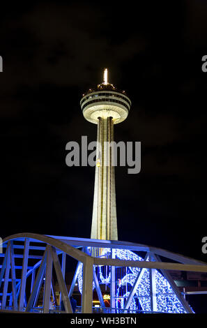 Skylon Tower à Niagara Falls (Ontario), dans la nuit. Banque D'Images