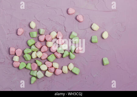 Guimauves sur fond rose. Bonbons guimauve colorées avec l'exemplaire de l'espace. Vue du dessus (top view) ou Banque D'Images