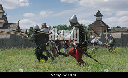 Chevaliers en offensive. La préparation de l'attaque des Guerriers et le artilleryist tirer du canon. Banque D'Images