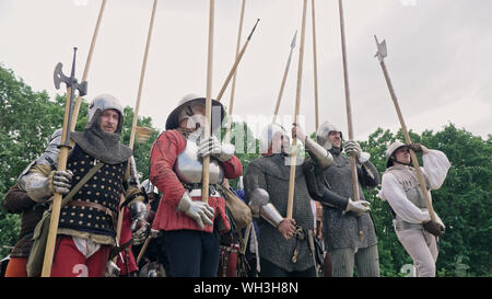 Avec des combats de guerriers armés de lances dans une bataille. Les guerriers d'attaque. Banque D'Images