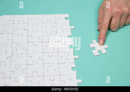 Mettre la main la dernière pièce de puzzle pour terminer la mission Banque D'Images