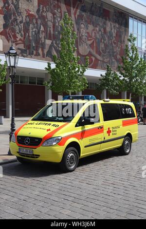 Dresde, Allemagne - 10 MAI 2018 : ambulance de la Croix Rouge Allemande (Mercedes Vito) stationné à Dresde. International Red Cross and Red Crescent a environ 17 m Banque D'Images