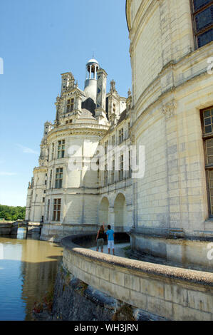 L'arrière du château de Chambord à Blois dans la vallée de la Loire avec les gens, France Banque D'Images