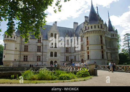 L'entrée au château d'Azay le rideau s'appuyer sur une île de la rivière Indre, en 1518, dans la vallée de la Loire en France Banque D'Images