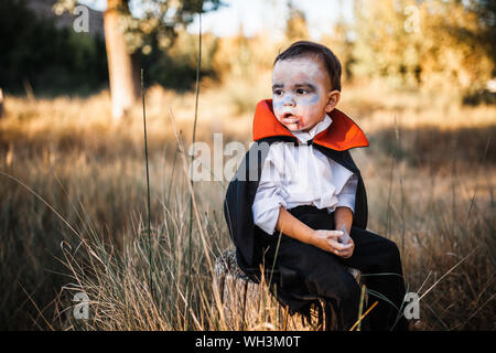 Peinture pour enfants de Dracula lui-même à Halloween sur la forêt Banque D'Images