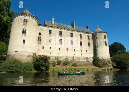 Le Château de La Guerche avec deux enfants dans un kayak sur la rivière La Creuse dans l'Indre et Loire, France Banque D'Images