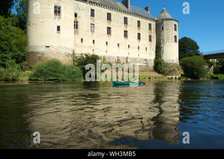 Le Château de La Guerche avec deux enfants dans un kayak sur la rivière La Creuse dans l'Indre et Loire, France Banque D'Images