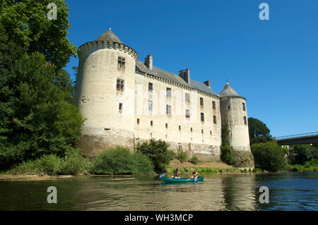 Le Château de La Guerche avec deux enfants dans un kayak sur la rivière La Creuse dans l'Indre et Loire, France Banque D'Images