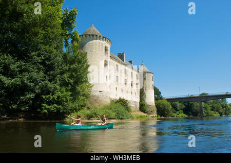 Le Château de La Guerche avec deux enfants dans un kayak sur la rivière La Creuse dans l'Indre et Loire, France Banque D'Images