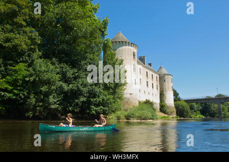 Le Château de La Guerche avec deux enfants dans un kayak sur la rivière La Creuse dans l'Indre et Loire, France Banque D'Images