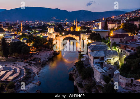 - Vieux pont Stari Most dans la nuit dans la ville de Mostar en Bosnie-Herzégovine, construit au 16ème siècle par l'empire Ottoman Banque D'Images