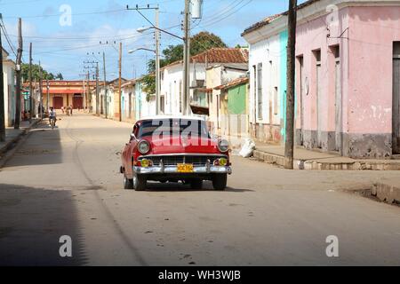 REMEDIOS, CUBA - février 20, 2011 : Vieille voiture américaine à Remedios, Cuba. Cuba a l'un des taux de location par habitant élevés (42 pour 1 000 personnes en 2015). Banque D'Images