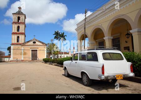 REMEDIOS, CUBA - février 20, 2011 : Vieille voiture américaine à Remedios, Cuba. Cuba a l'un des taux de location par habitant élevés (42 pour 1 000 personnes en 2015). Banque D'Images