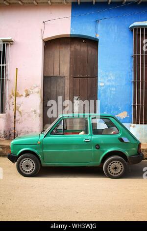 REMEDIOS, CUBA - février 20, 2011 : Old polish voiture Fiat 126 à Remedios, Cuba. Cuba a l'un des taux de location par habitant élevés (42 pour 1 000 personnes en Banque D'Images