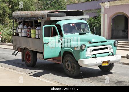 SANTIAGO, CUBA - 9 février 2011 : camion utilisé comme transport public à Santiago de Cuba. Cuba a l'un des taux de location par habitant élevés (38 pour 10 Banque D'Images