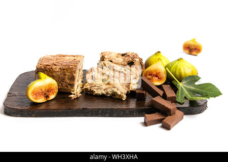 Fig dessert halva tranches sur une planche à découper isolated Banque D'Images