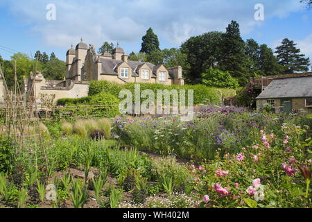 Lits de fleurs dans un jardin à Easton Easton walled gardens, près de Grantham, Lincolnshire, Angleterre, RU Banque D'Images